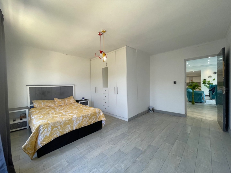 5 Bedroom Property for Sale in Pelican Heights Western Cape